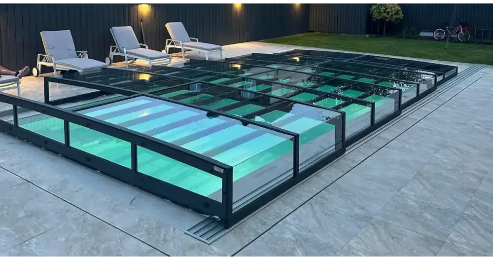 Modern glashägnad pool med pooltak icon kit och turkost upplyst vatten