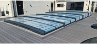 Icon Kit-pooltag – moderne design med transparente paneler, sort ramme, over en træterrasse
