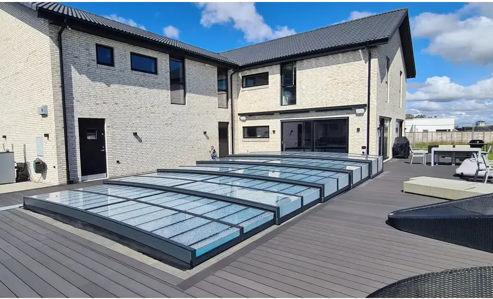 Icon Kit-pooltag – moderne design med transparente paneler, over en træterrasse