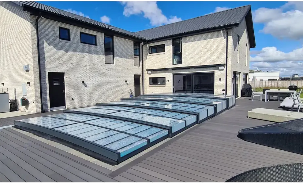 Icon Kit-pooltag – moderne design med transparente paneler, over en træterrasse