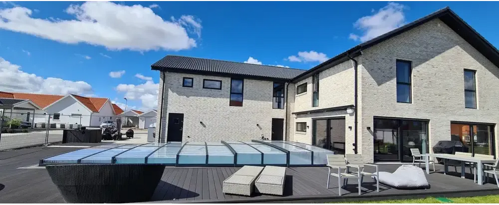 Icon Kit-pooltag – moderne hvidt hus, mørkegråt hustag, store vinduer