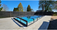 Icon Kit-pooltag – moderne design, transparent overbygning, over en pool