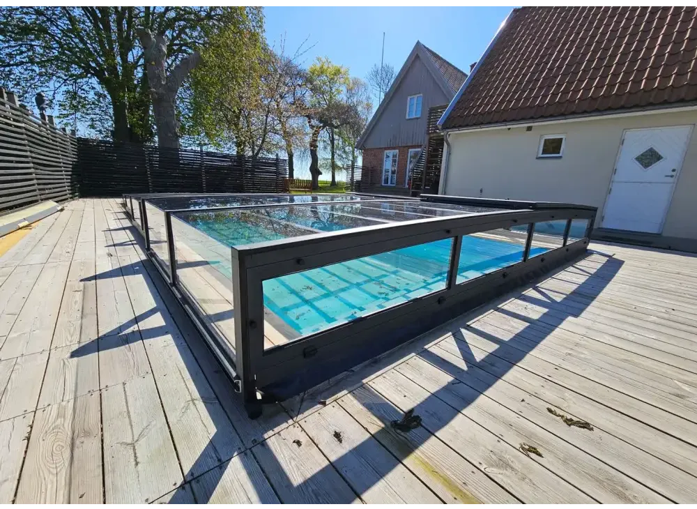 Icon Kit-pooltag – sort ramme, tag med klare paneler, blåt vand