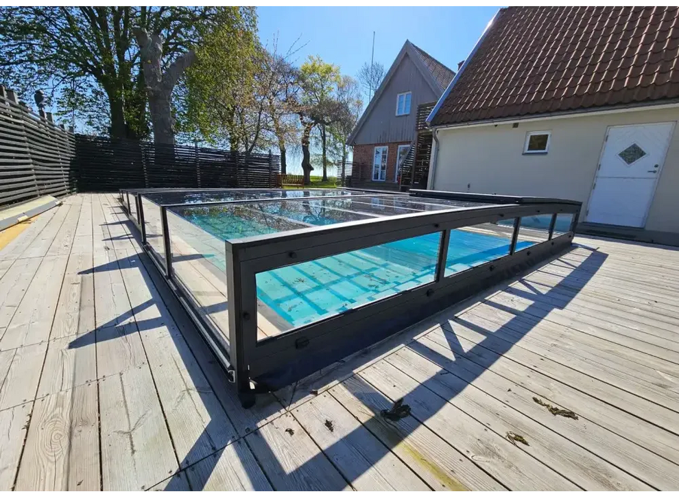 Icon Kit-pooltag – sort ramme, tag med klare paneler, blåt vand