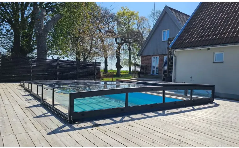 Icon Kit-pooltag – sort ramme, transparent overbygning, blåt vand