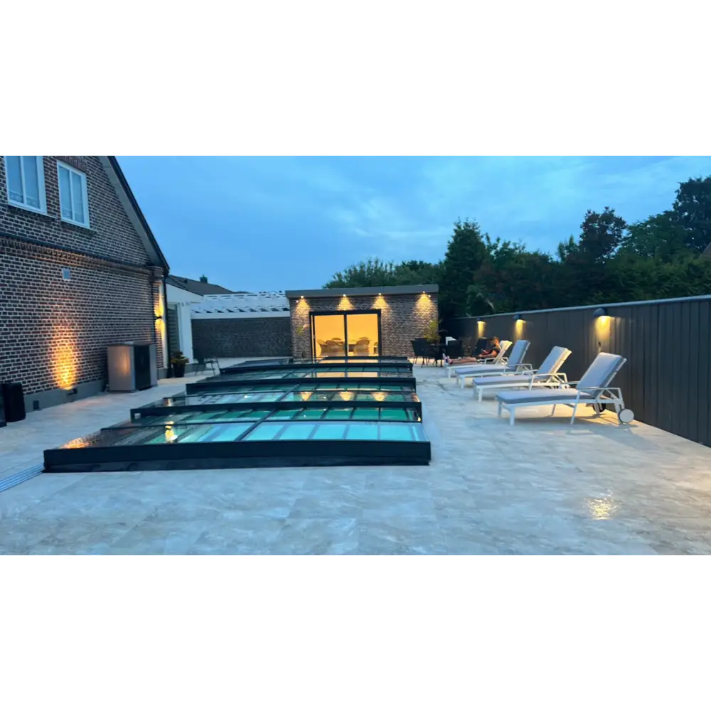 Modern glasindränkt pool med svart ram och upplysta kanter, Pooltak Icon Kit