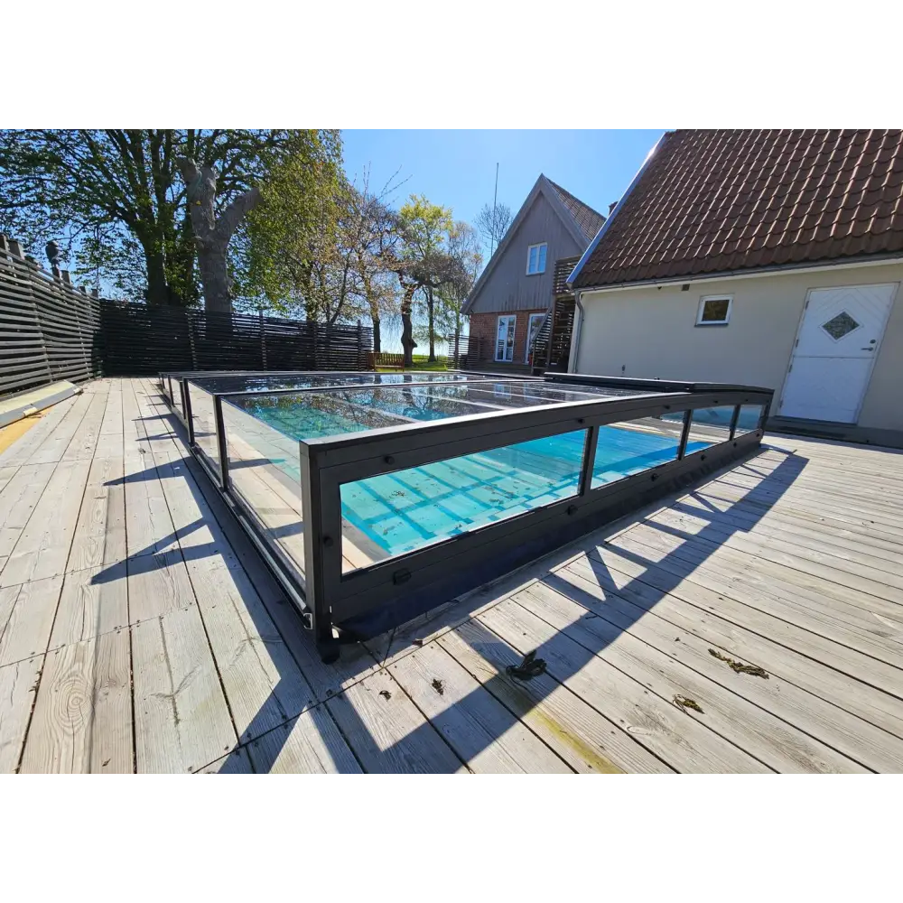 Modern glashägnad pool med Pooltak Icon Kit, svart ram och blå vatten