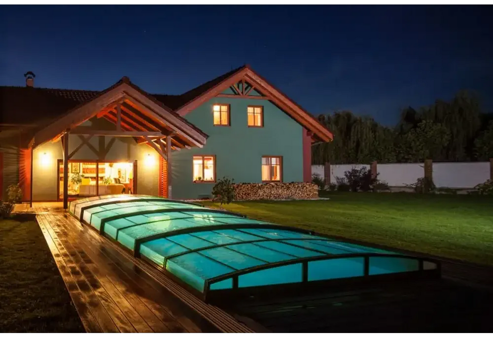 Pooltak Infinity med starka profiler och modern glasdesign i blått