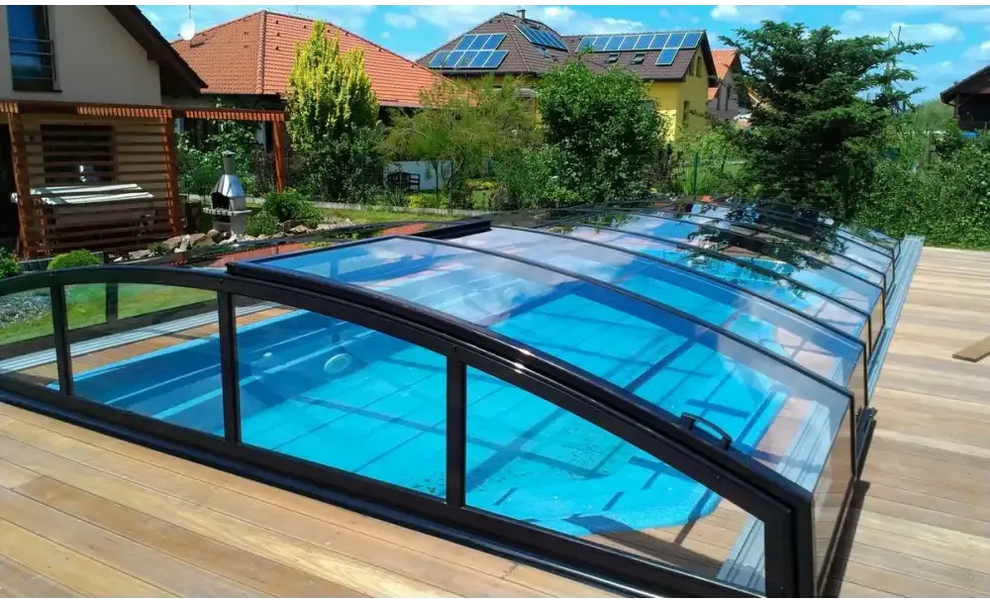 Pooltak Infinity med starka profiler och modern glasdesign