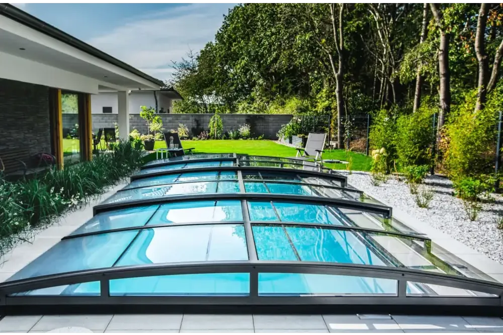 Modern Pooltak Infinity 4×8 Klarplast med glas och svart ram
