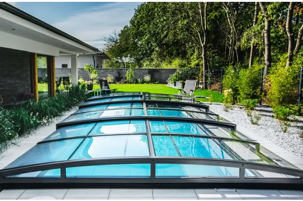 Modern Pooltak Infinity 4×8 Klarplast med glas och svart ram