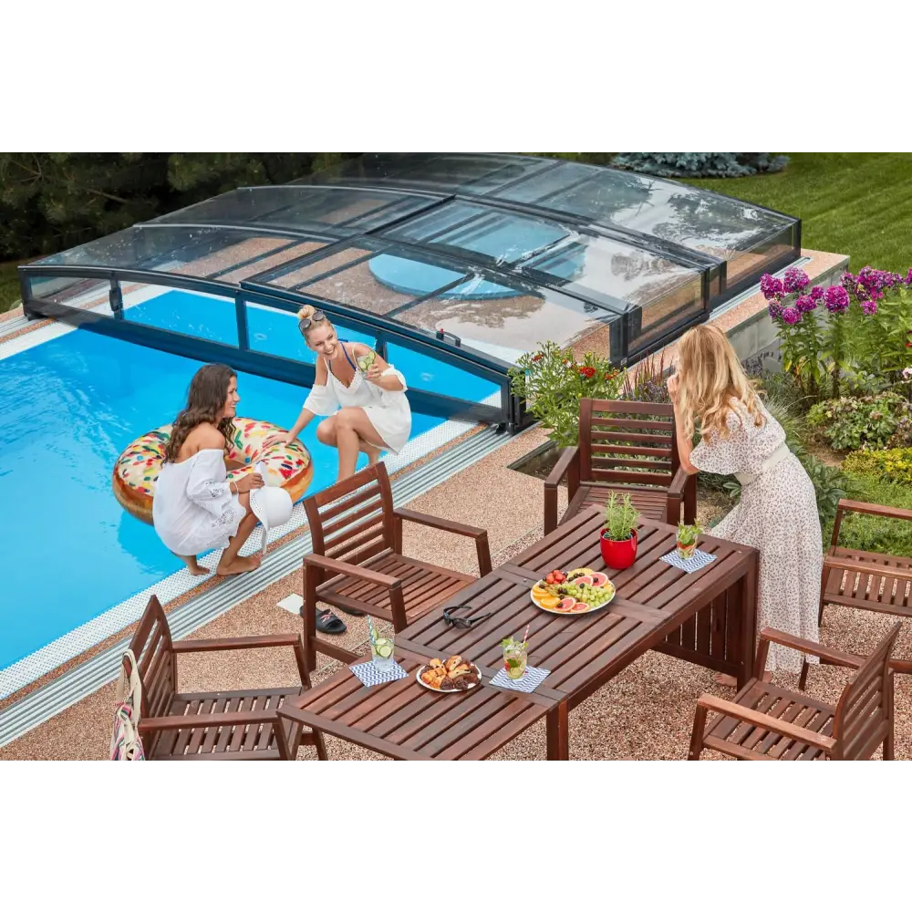 Brun träpatio med slät design och stolar vid pool under Pooltak Infinity med extra starka profiler