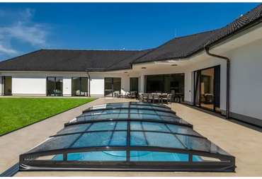 Pooltak Infinity 4×8 Klarplast med slät modern glasöverdrag i svart ram