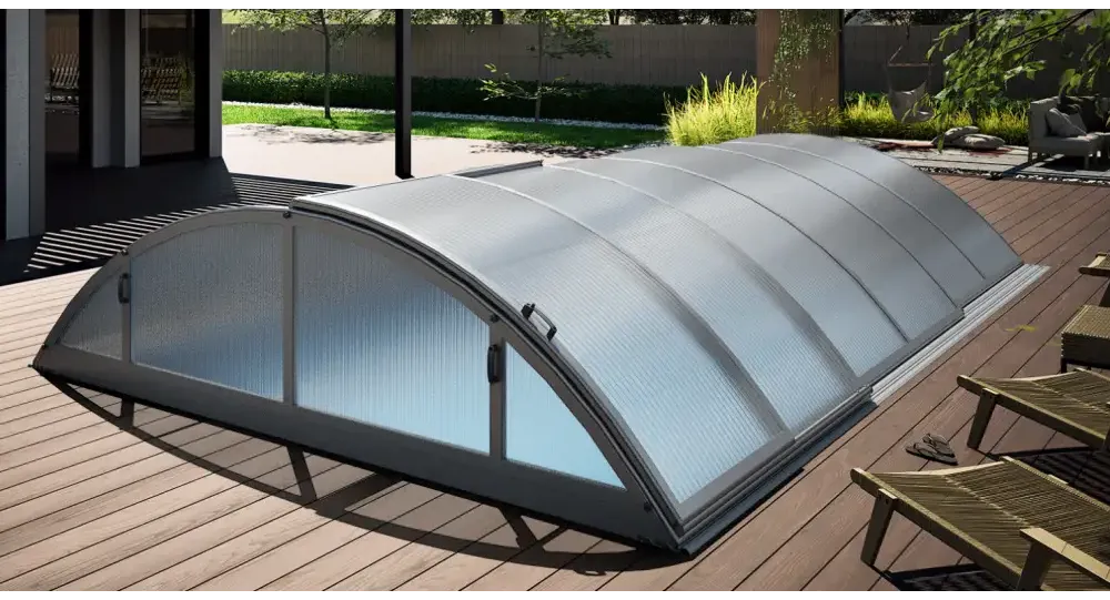 Pooltak Klasik 3×4 med silverram, valvformad täckning och sidoglasdörrar