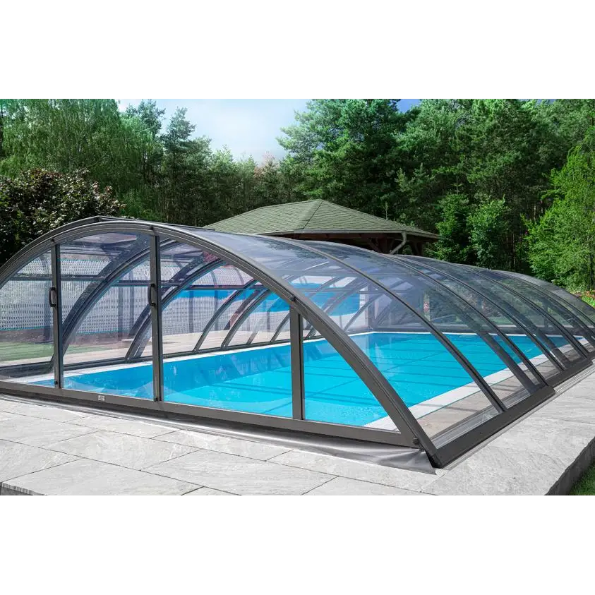 Elegant bågformat pooltak med extra starka profiler i glas och grå metall