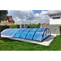 Elegant bågformat pooltak med extra starka profiler i blå kurvad glas och svart ram