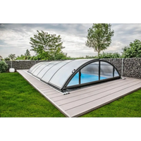 Elegant bågformat pooltak med extra starka profiler över pool på trädeck