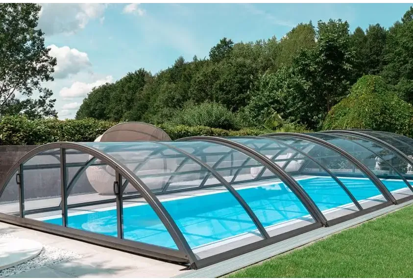 Elegant pooltak Klasik 5x10 med klar kanalplast, böjd med glas