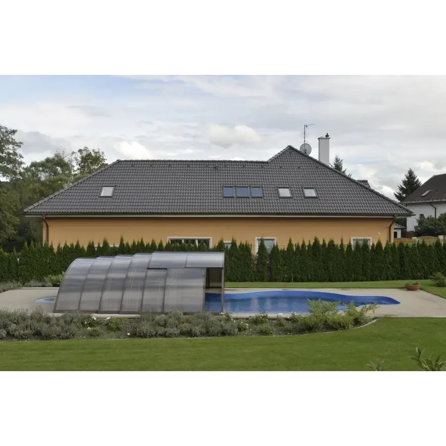 Elegant pooltak Klasik 5x10 med klar kanalplast över blå pool