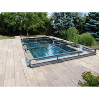 Modern Pooltak Mästare Plus med glasdesign och svart metallram för poolskydd