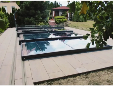 Moderne Mästare Plus-pooltag – klare paneler, sort ramme, over en terrasse