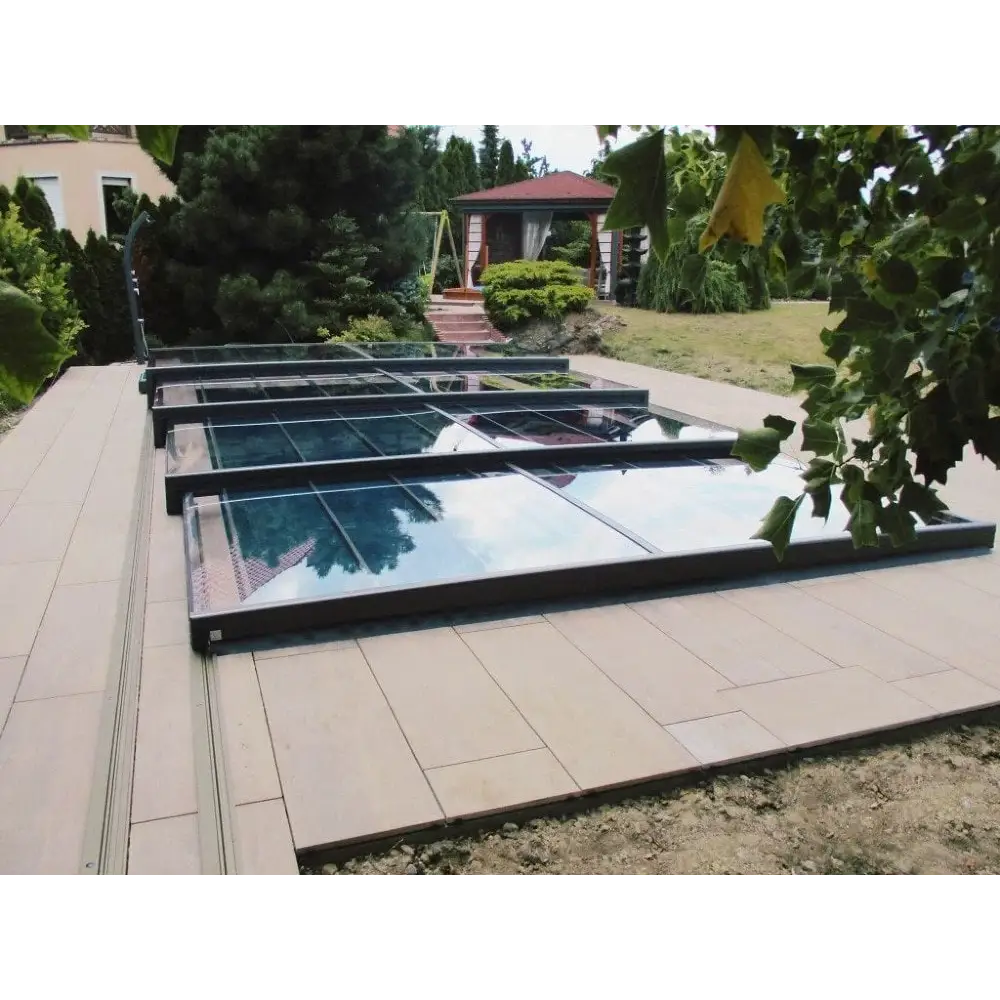 Modern Pooltak Mästare Plus med glasdesign och svart ram över poolpatio