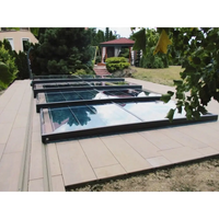 Modern Pooltak Mästare Plus med glasdesign och svart ram över poolpatio