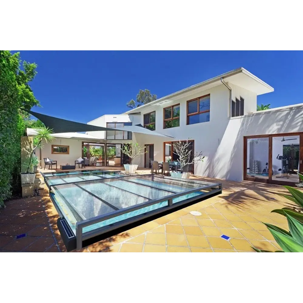 Modern vit villa med Pooltak Mästare Plus glasdesign och terrakottaterrass