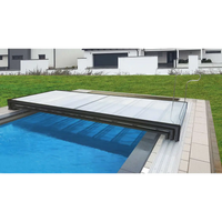 Modern pooltak Mästare Plus med svart ram och vit panel för skydd