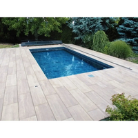 Pooltak Mästare Plus med rektangulär pool, klart blått vatten och trädeck