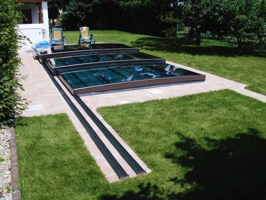 Moderne Mästare Plus-pooltag – sort ramme, tag med klare paneler, stenterrasse