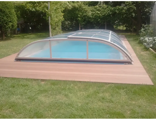 NIVO KIT 1060WC-pooltag – 4 x 10, ELOX, buet overdækning, klare paneler, sølvfarvet ramme, over en blå pool