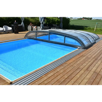 Blå inground pool med Pooltak Nivo Kit 650B transparenta paneler på trädeck. Installation finns