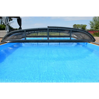 Svart valvformat pooltak Nivo Kit 650B med transparenta paneler över blå pool