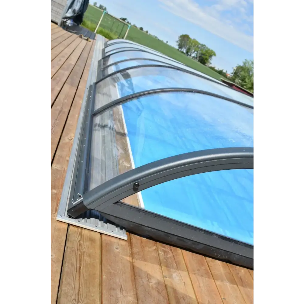 Pooltak Nivo Kit 750B med svart bågad design och glas