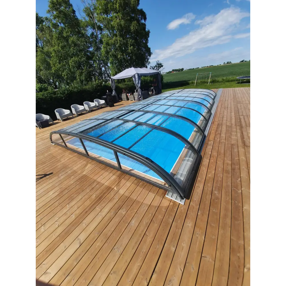 Pooltak Nivo Kit 860ms med blå pool under valvformad täckning