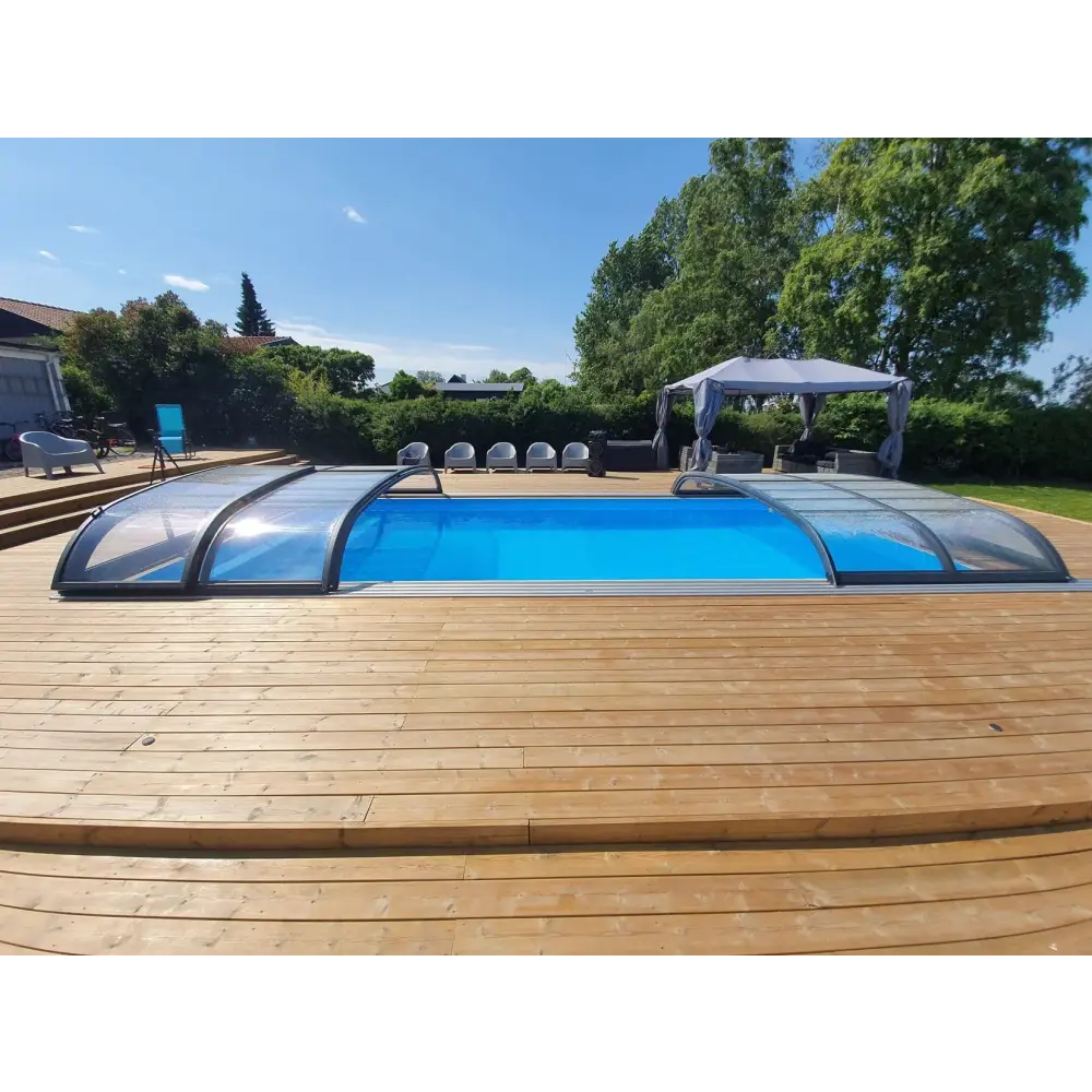 Blått pooltak Nivo Kit 960B med valvform och transparenta glasrutor på trädeck