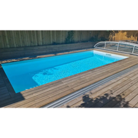 Rektangulärt pooltak Nivo Kit 960B med klarblått vatten, trädeck och transparenta glasrutor