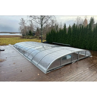 Krökt pooltak Nivo Kit med silverram och polykarbonatpaneler på trädeck