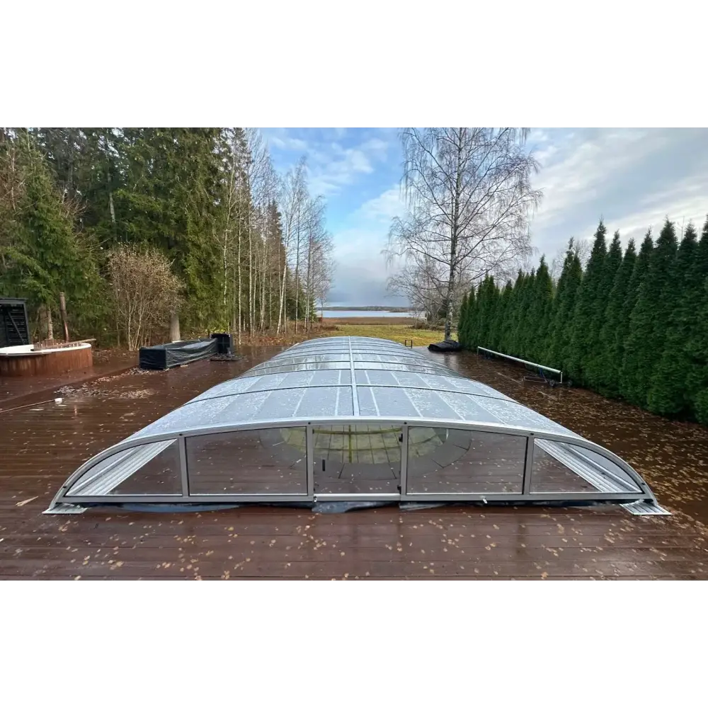 Pooltak Nivo Kit i transparent glas med silverram på trädeck