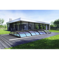 Modernt bågat pooltak smart med klar kanalplast och svart ram