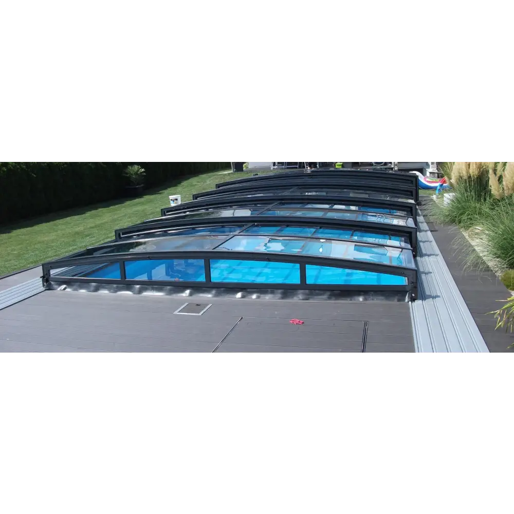 Pooltaket Special i RAL7016 antracit profiler med svart ram och genomskinliga paneler