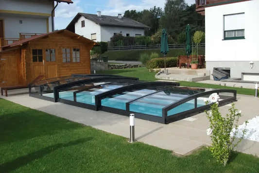 Special-pooltag – sort ramme, buede klare paneler, til pool