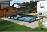 Pooltak Special med svart ram och böjd glasdesign för pool