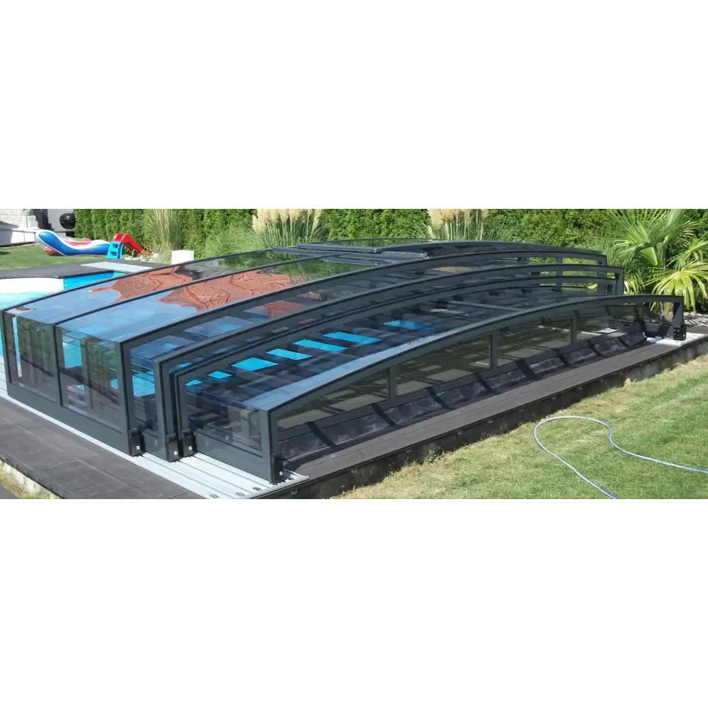 Pooltaket special med RAL7016 antracit profiler, svart ram och valvdesign