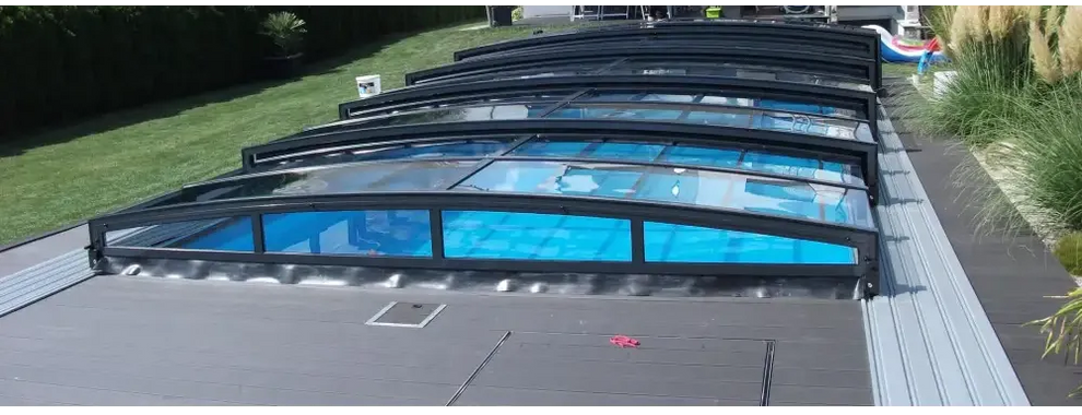 Elegant pooltak special med RAL7016 antracitprofiler och låsbar sidodörr