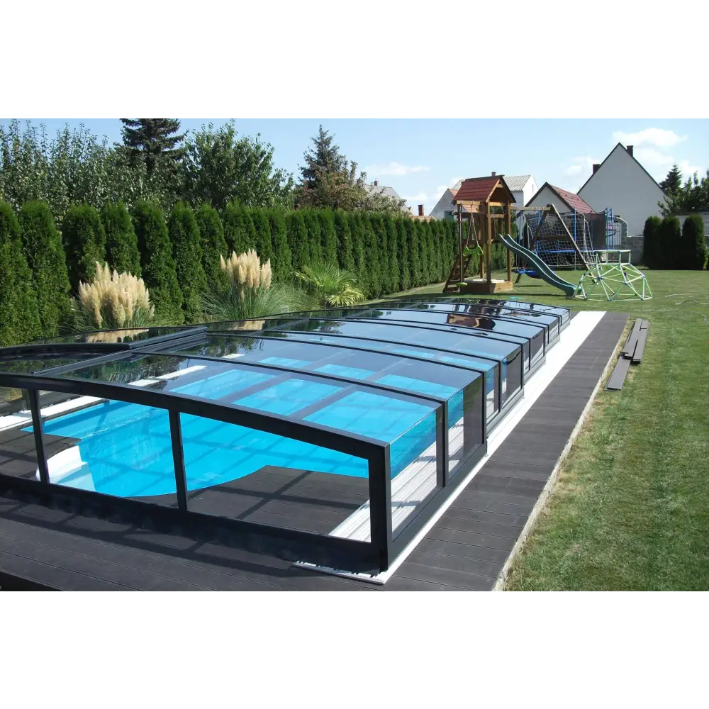 Blå pool med transparent glastak och antracit profiler RAL7016