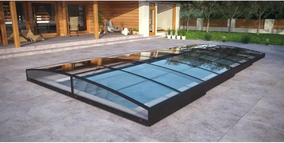 Elegant pooltak Sydney med modern svart ram, ger flexibilitet och poolskydd