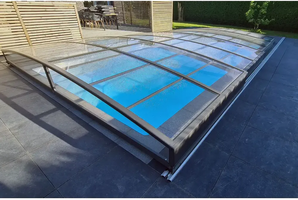 Elegant pooltak Sydney med modern svart ram och kurvig design för flexibilitet och poolskydd