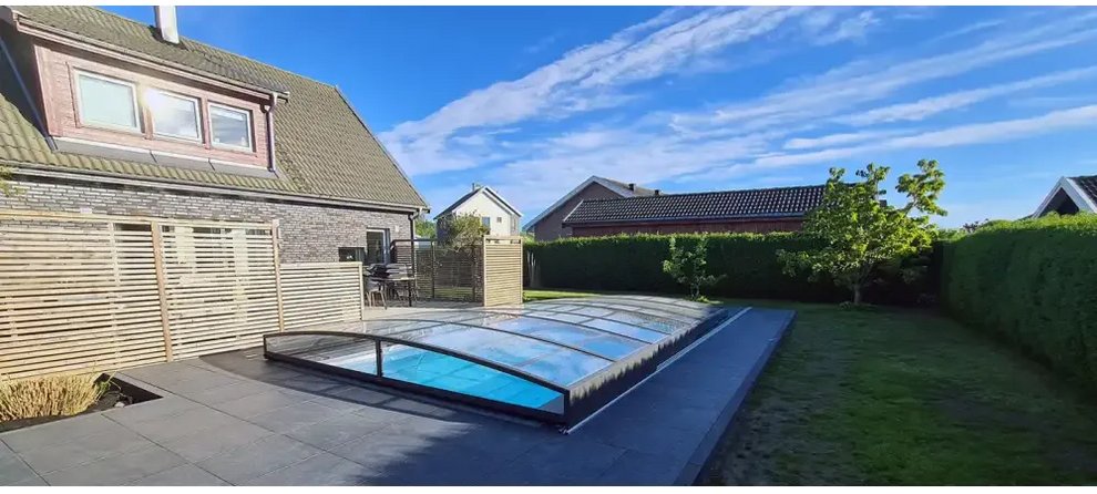 Elegant pooltak Sydney med klart glas och svart ram ger flexibilitet